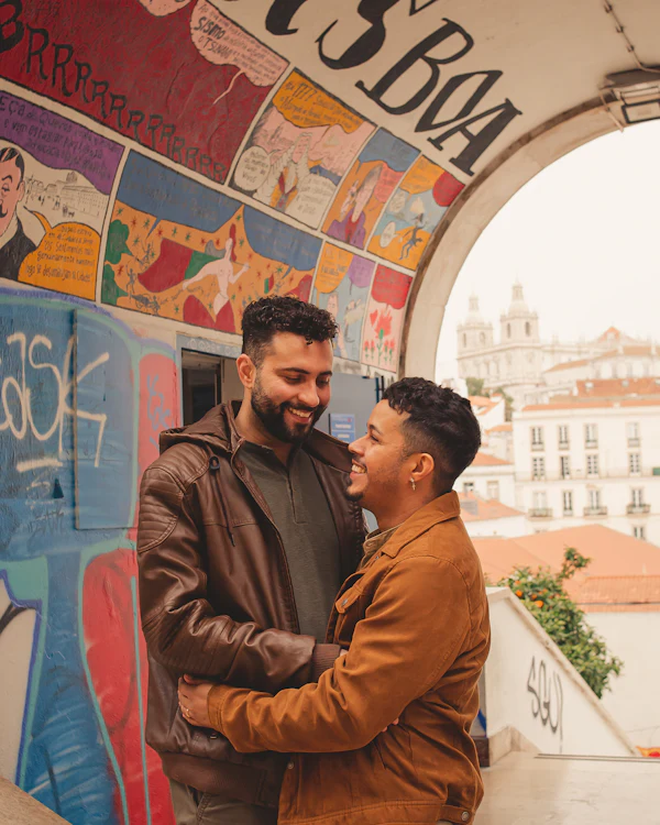Dos hombres abrazados y riendo