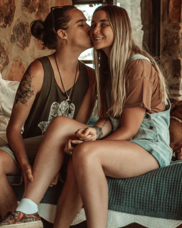 Dos mujeres sentadas juntas en casa